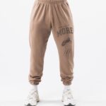 klær T442457 mudstone brun Earth dye grafisk jogger unisex Alphalete
